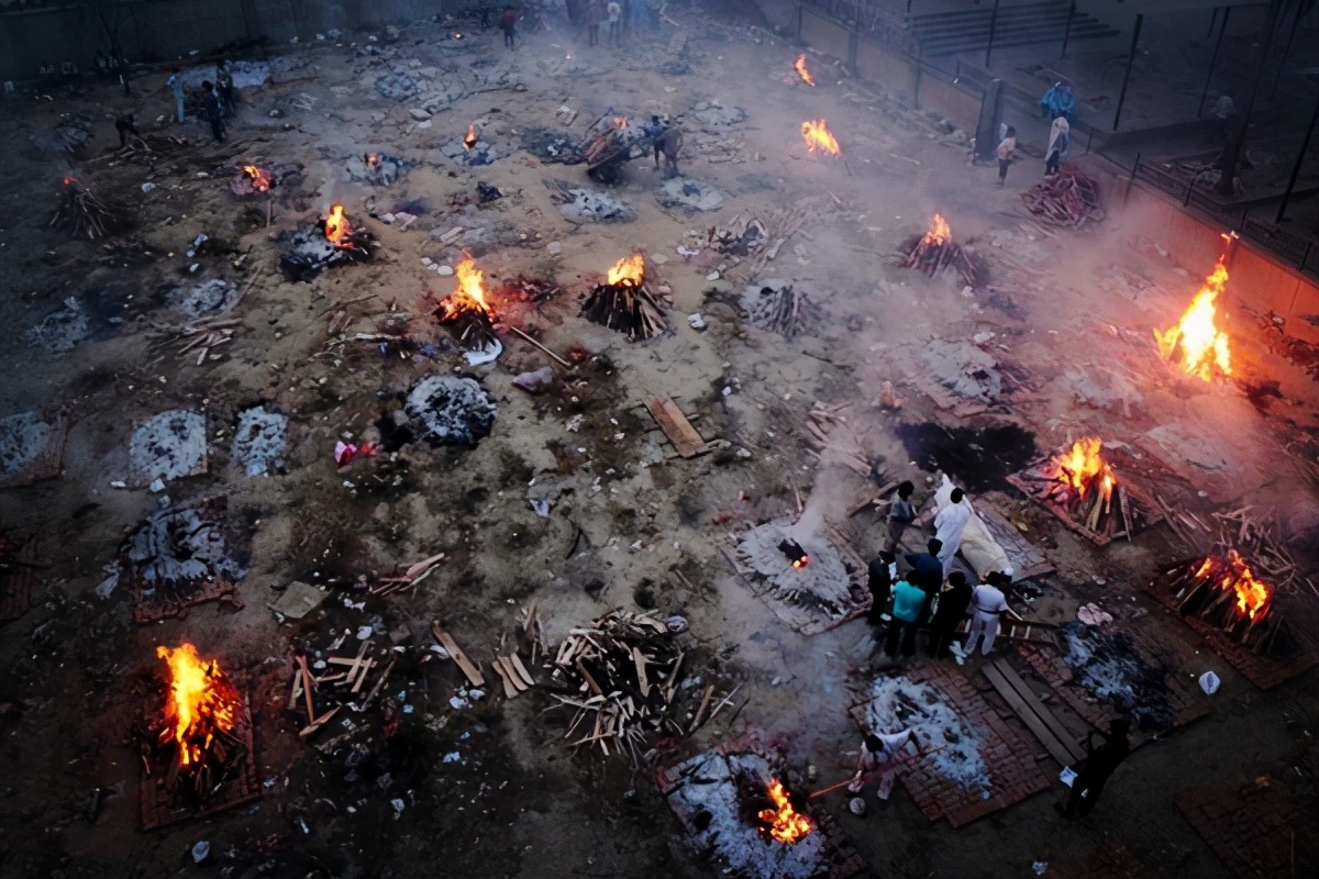 印度直接破罐破摔，印媒呼吁学习中国抗疫经验，路透社：人间炼狱