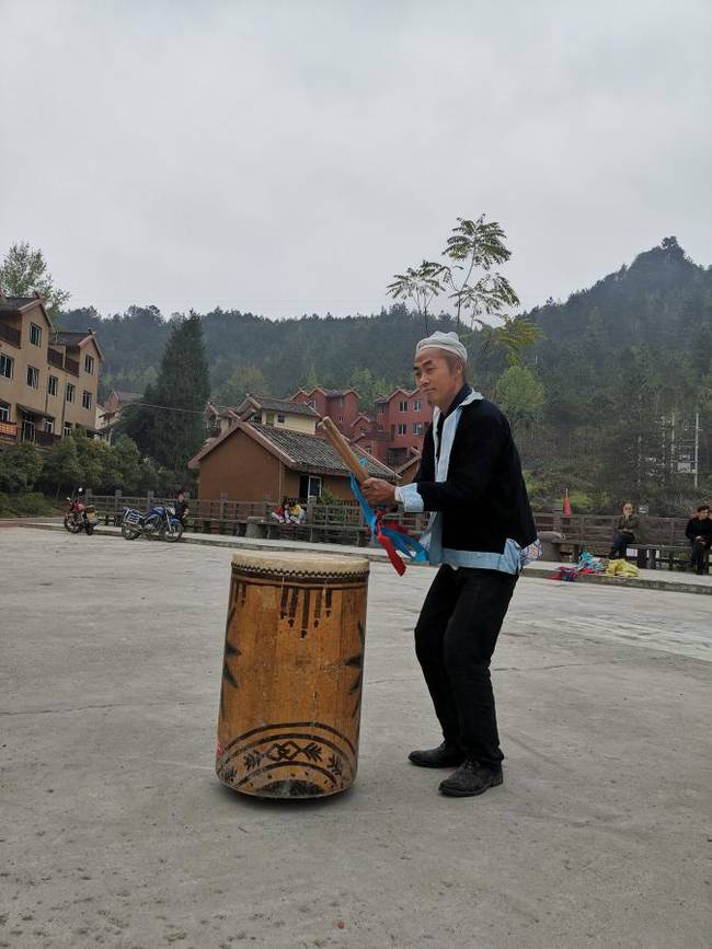 铜鼓声声话小康——搬出大山的白裤瑶