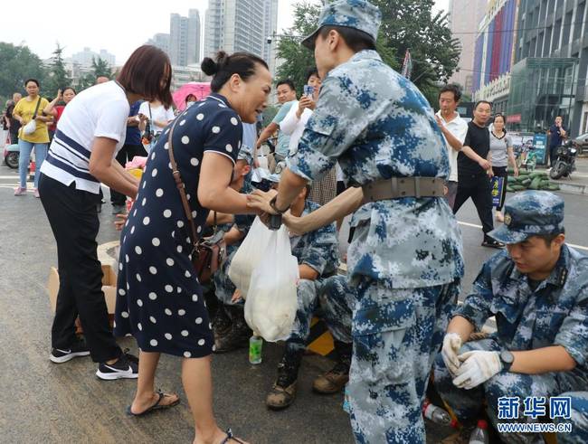 “看到解放军，俺就知道日子快好起来嘞”