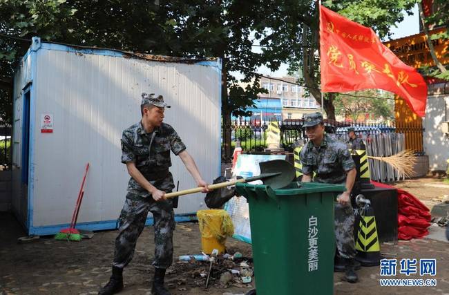 7月25日，郑州联勤保障中心某汽车团官兵在郑州市中牟县白沙镇开展卫生清理工作。