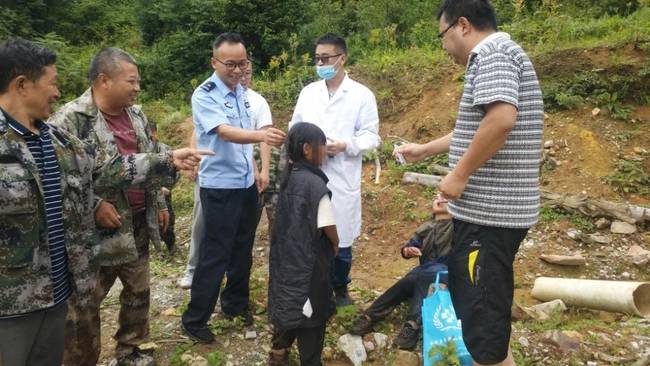 8人迷失牛背山！四川雅安公安冒雨营救16小时