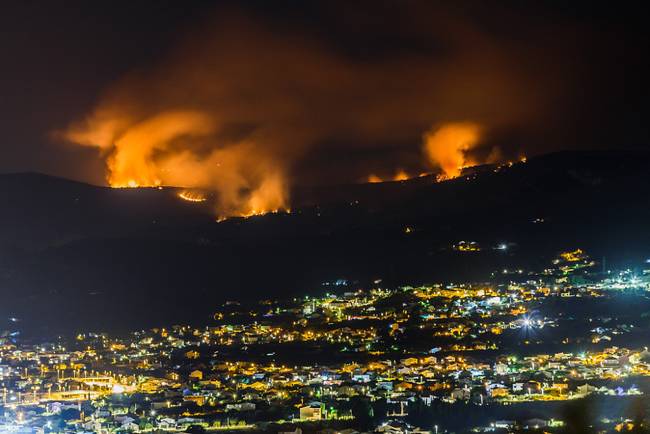 克罗地亚特罗吉尔古城附近爆发山火