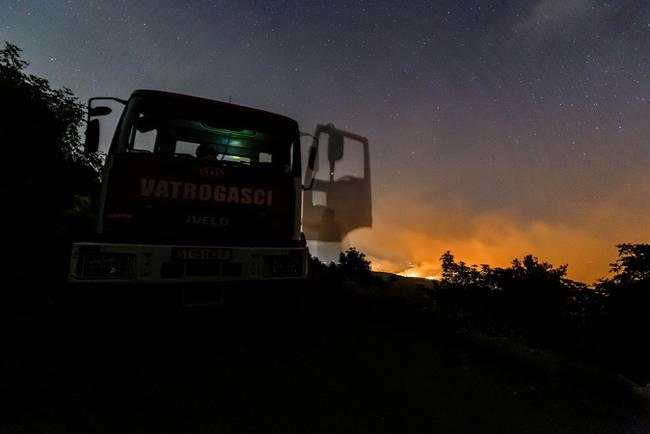 克罗地亚特罗吉尔古城附近爆发山火