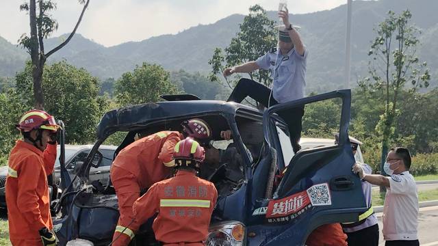 车祸中驾驶员无法动弹，民警烈日下手举吊瓶1小时施救伤者