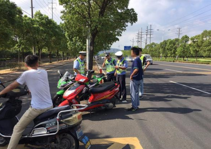 骑电动车上街被扣车罚款，男子气愤反问，交警：你驾照呢？