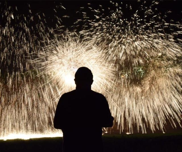 打铁花、灯笼秀 浪漫烟火扮靓千年古镇